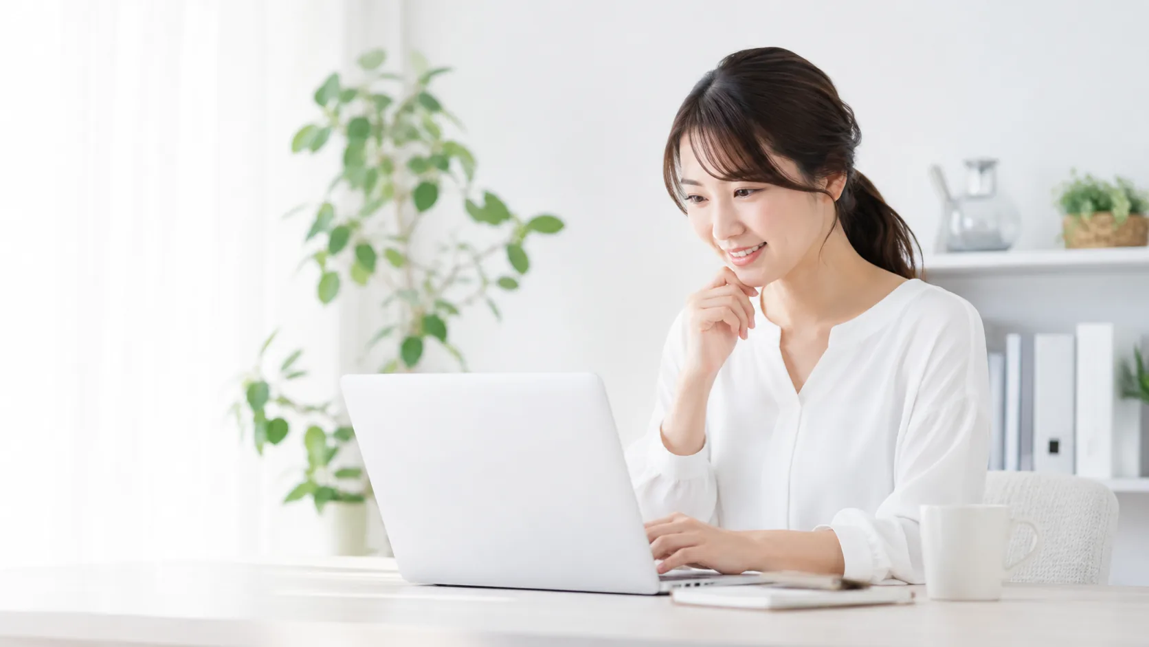 ノートPCでローンを比較する女性